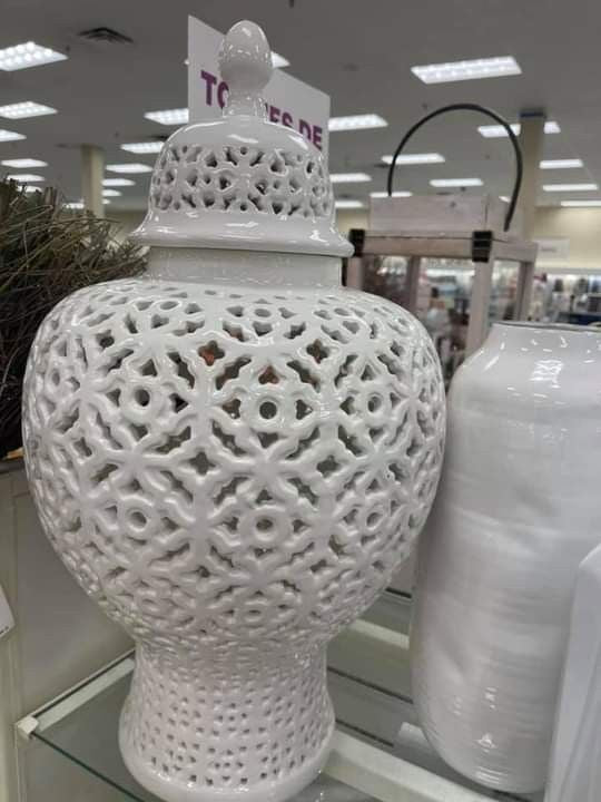 White patterned urn (large)